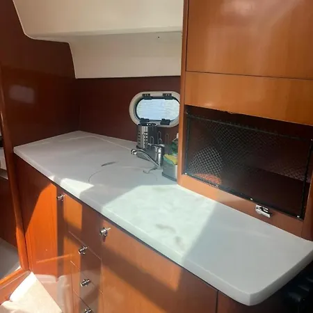 Sea Bloom Ii - Night In A Fancy Speedboat Botel *