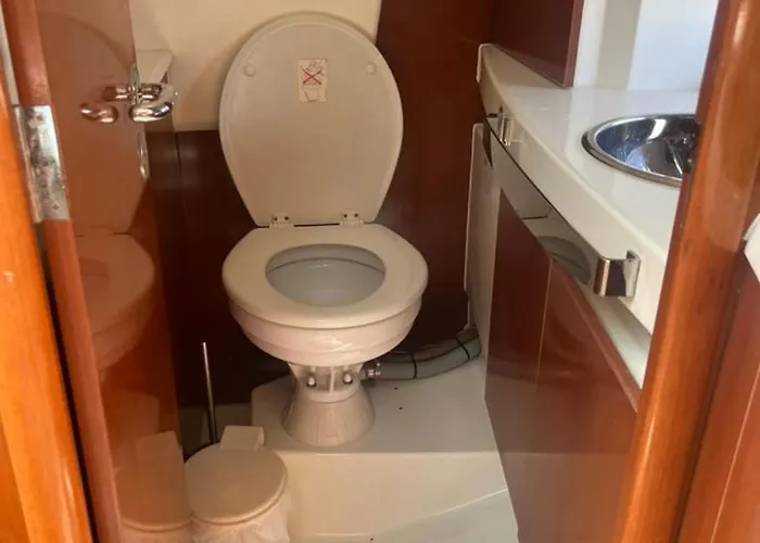 Sea Bloom Ii - Night In A Fancy Speedboat Lisboa