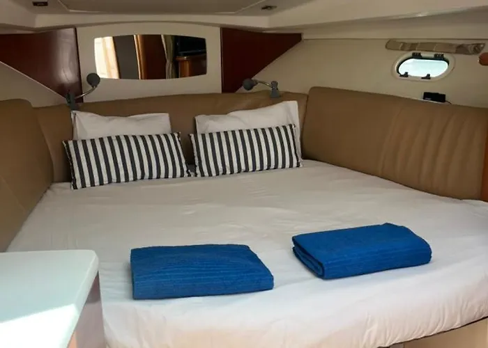 Botel Sea Bloom Ii - Night In A Fancy Speedboat *