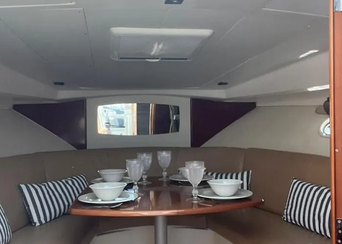 Sea Bloom Ii - Night In A Fancy Speedboat Botel Lisboa