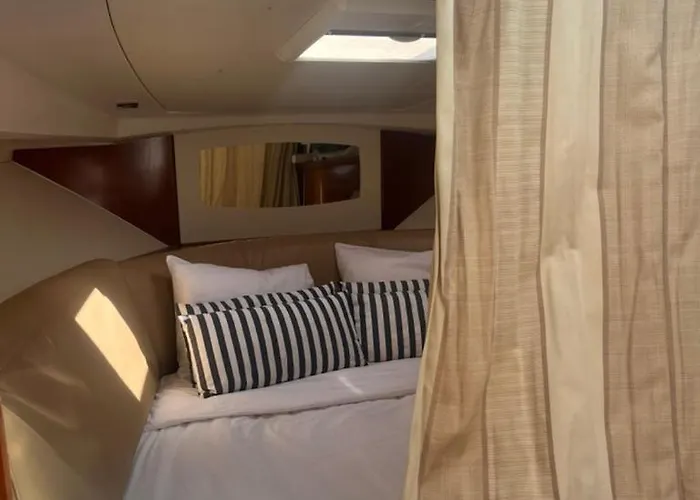 Sea Bloom Ii - Night In A Fancy Speedboat Botel *