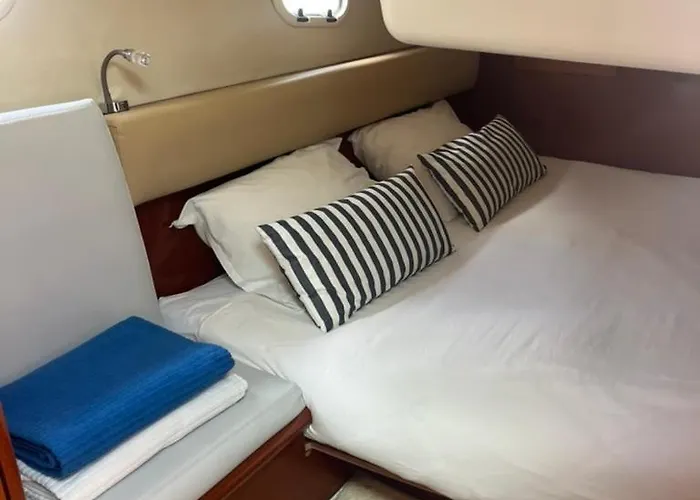 Botel Sea Bloom Ii - Night In A Fancy Speedboat *