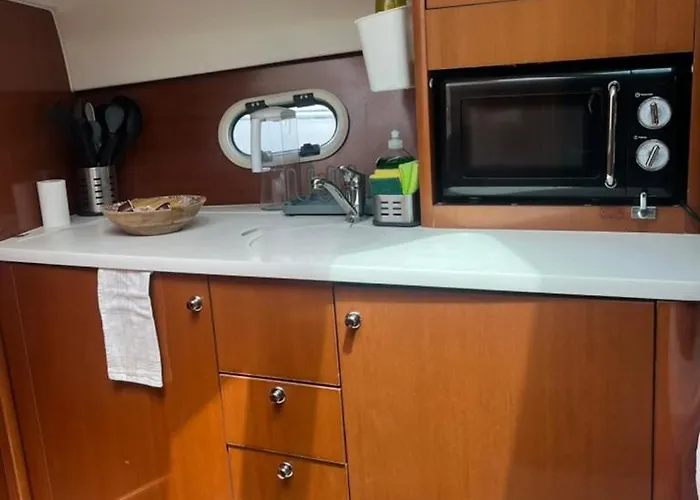 Botel Sea Bloom Ii - Night In A Fancy Speedboat Lisboa